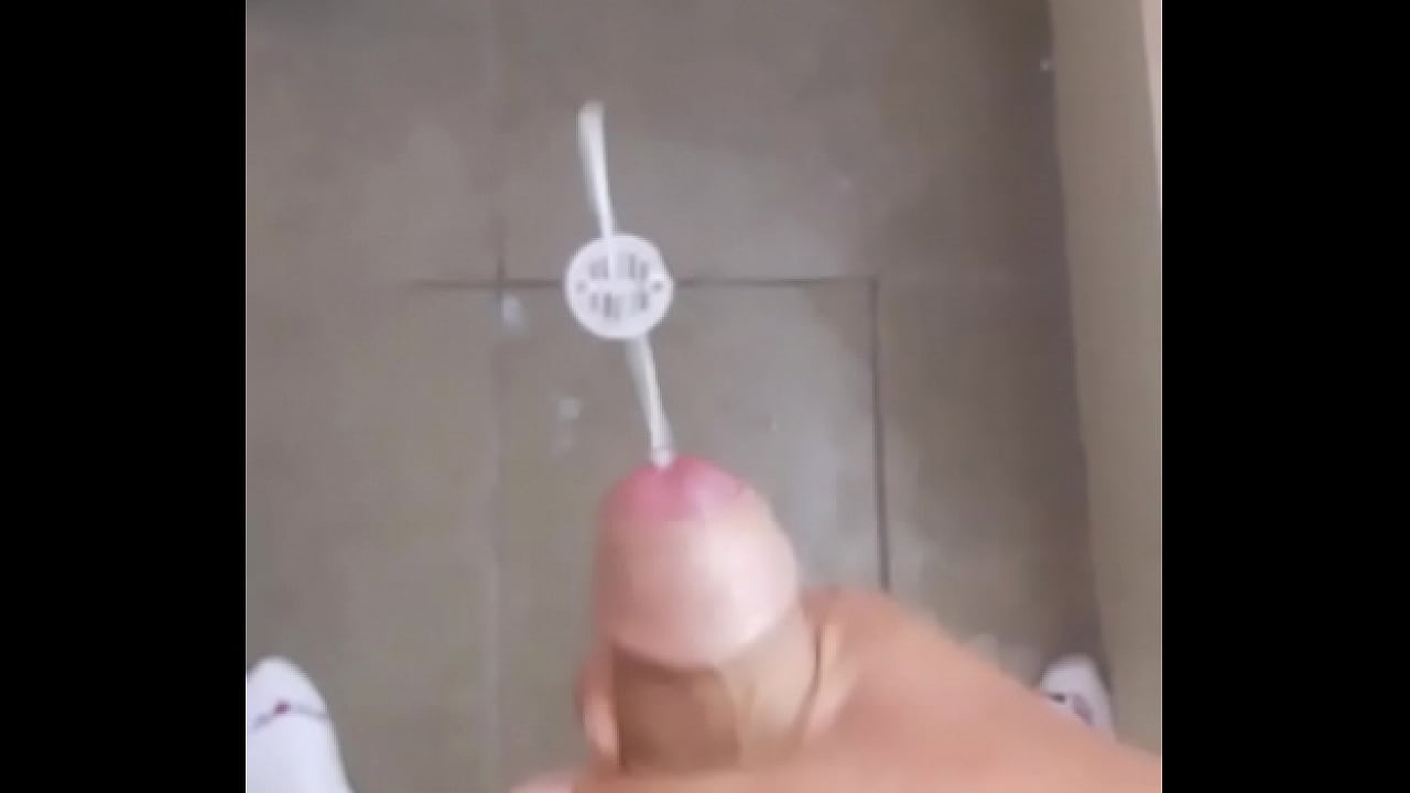 Me masturbo y termino en la regadera