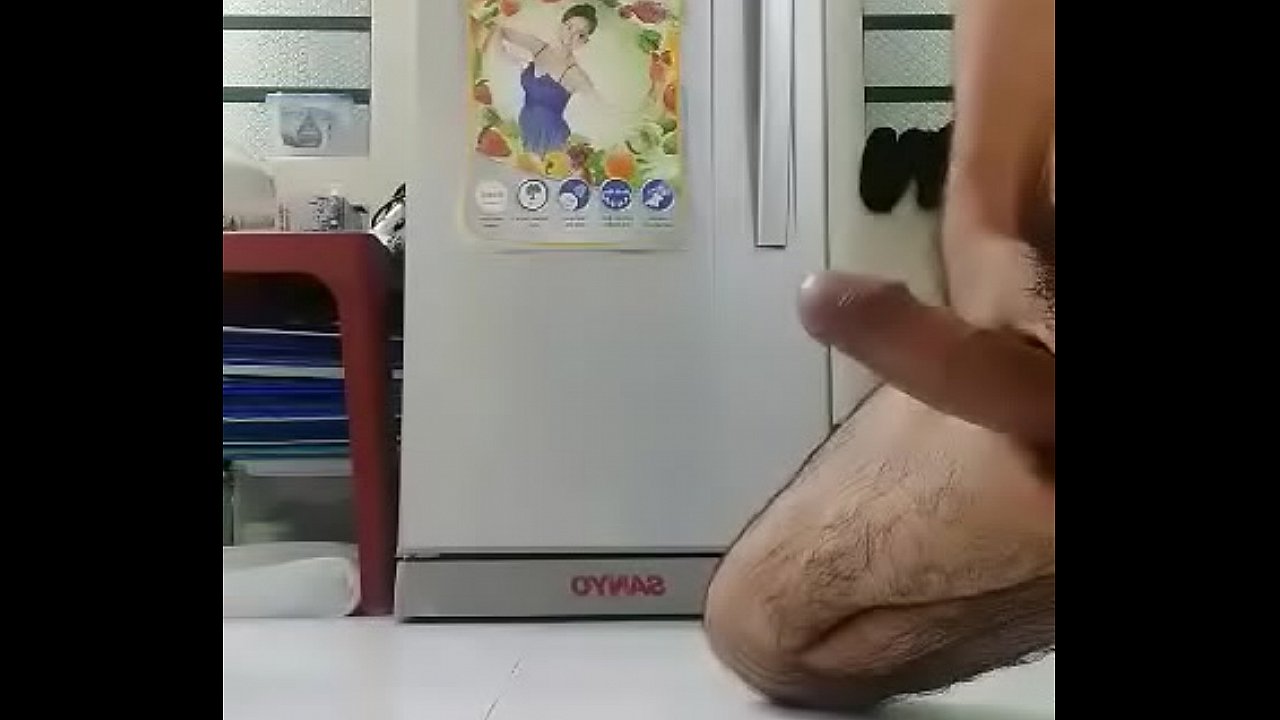 Con cu 17 cm hứng t&igrave;nh ra Tết phun