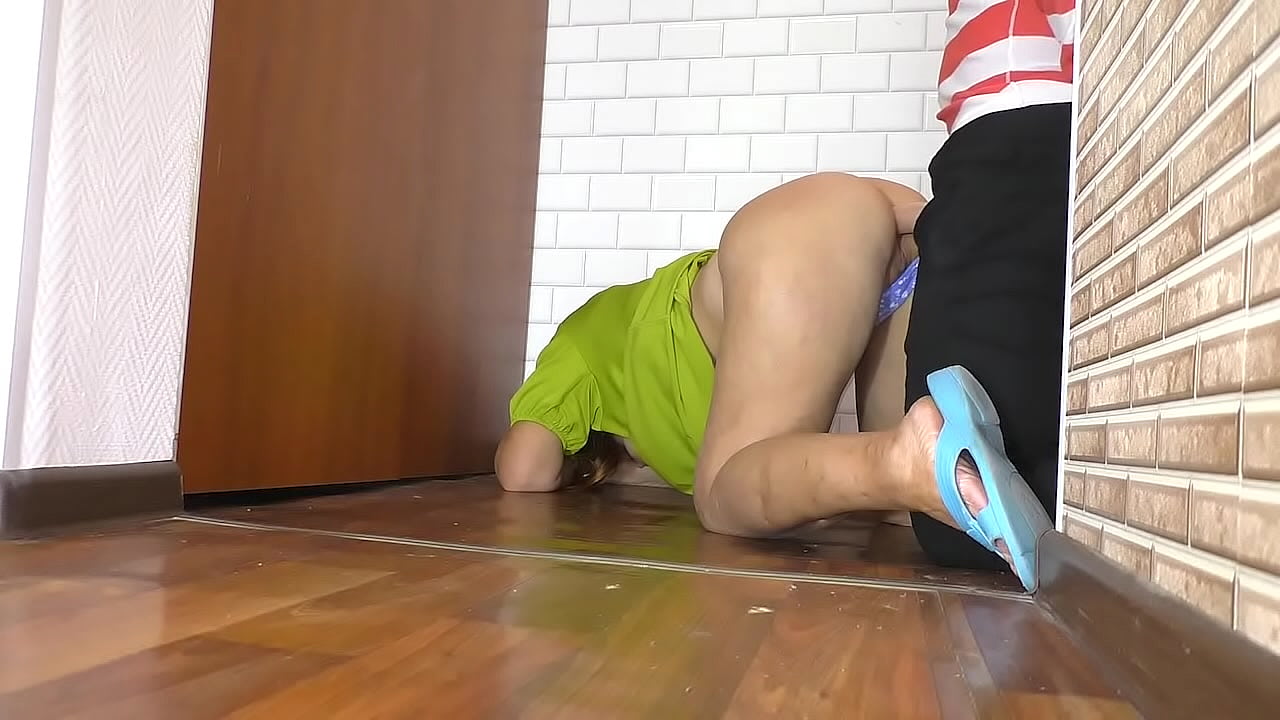 Stepson when he saw the MILF's tits, he immediately fucked her ass in anal