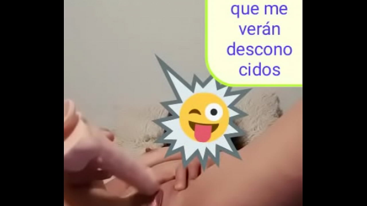 Se excita tanto que la vean meti&eacute;ndose su juguete