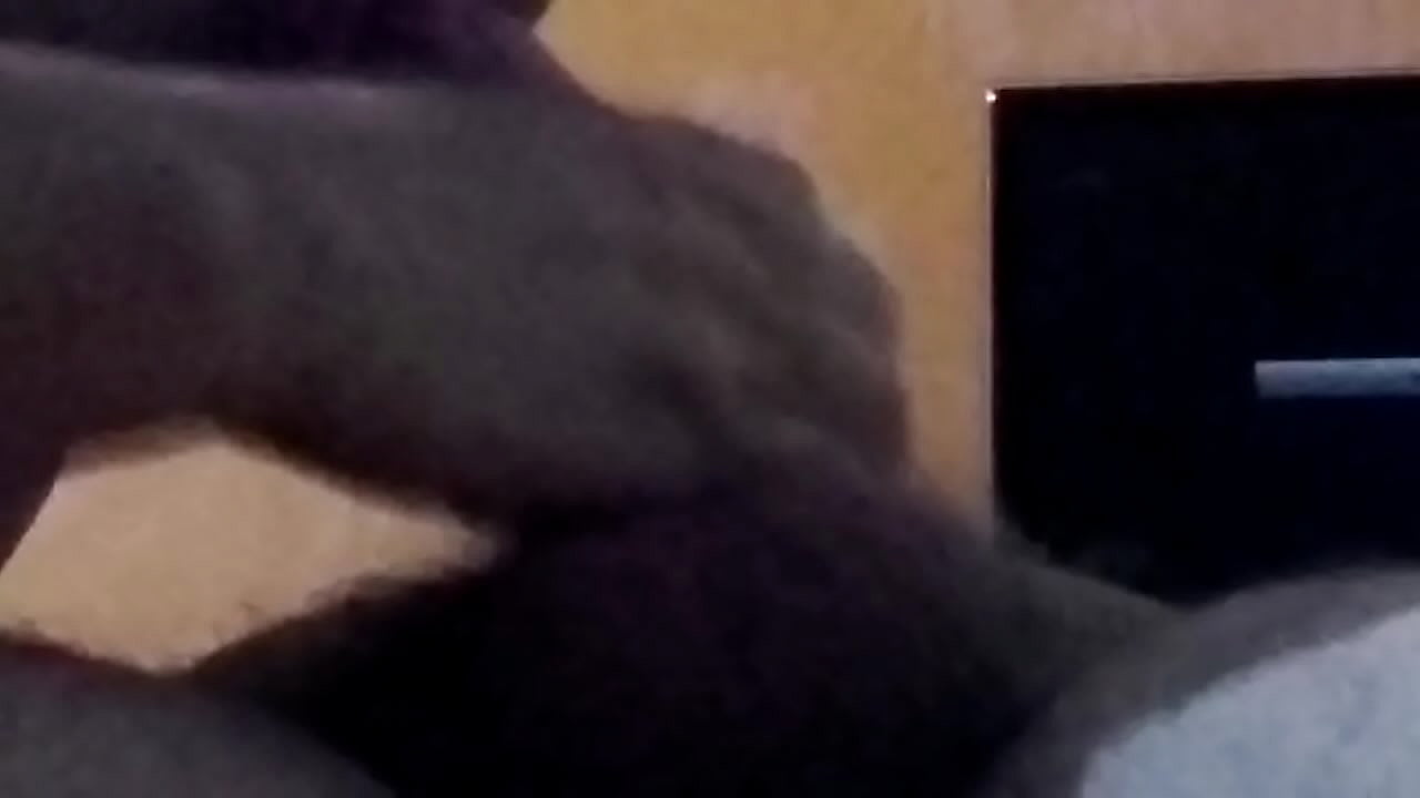 A meia-irm&atilde; novinha e japinha chupa gostoso secretamente seu meio irm&atilde;o at&eacute; que ele goze na sua boca, enquanto todos est&atilde;o deitados ao lado.