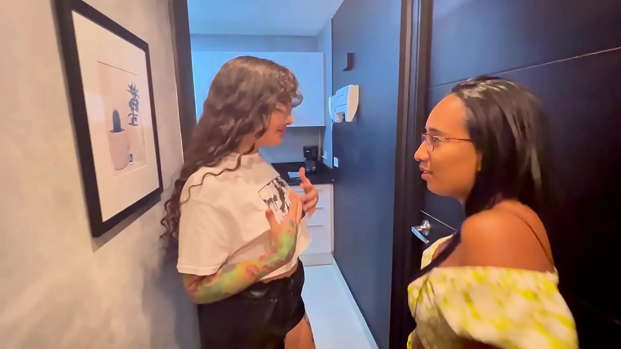 Transexual y dos chicas follan una mu&ntilde;eca sexual tantaly