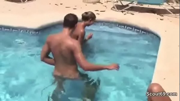 2 Geile Teeny lassen sich von Fremden im Urlaub ficken