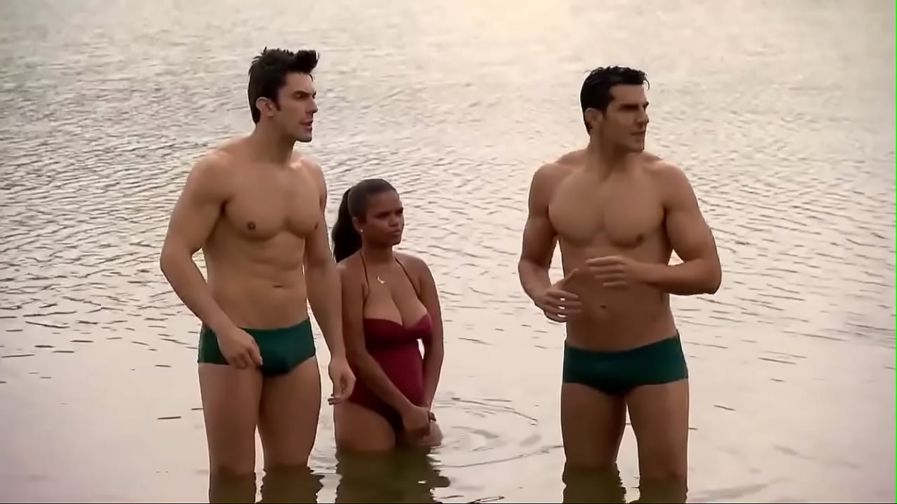 Gostosos com volume na sunga verde