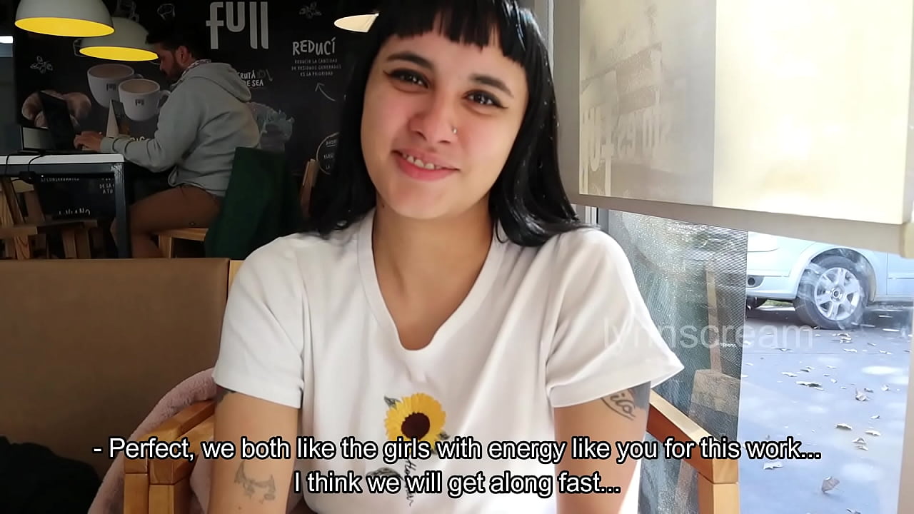 Entrevista con la nueva empleada domestica termina en trio con pareja casada