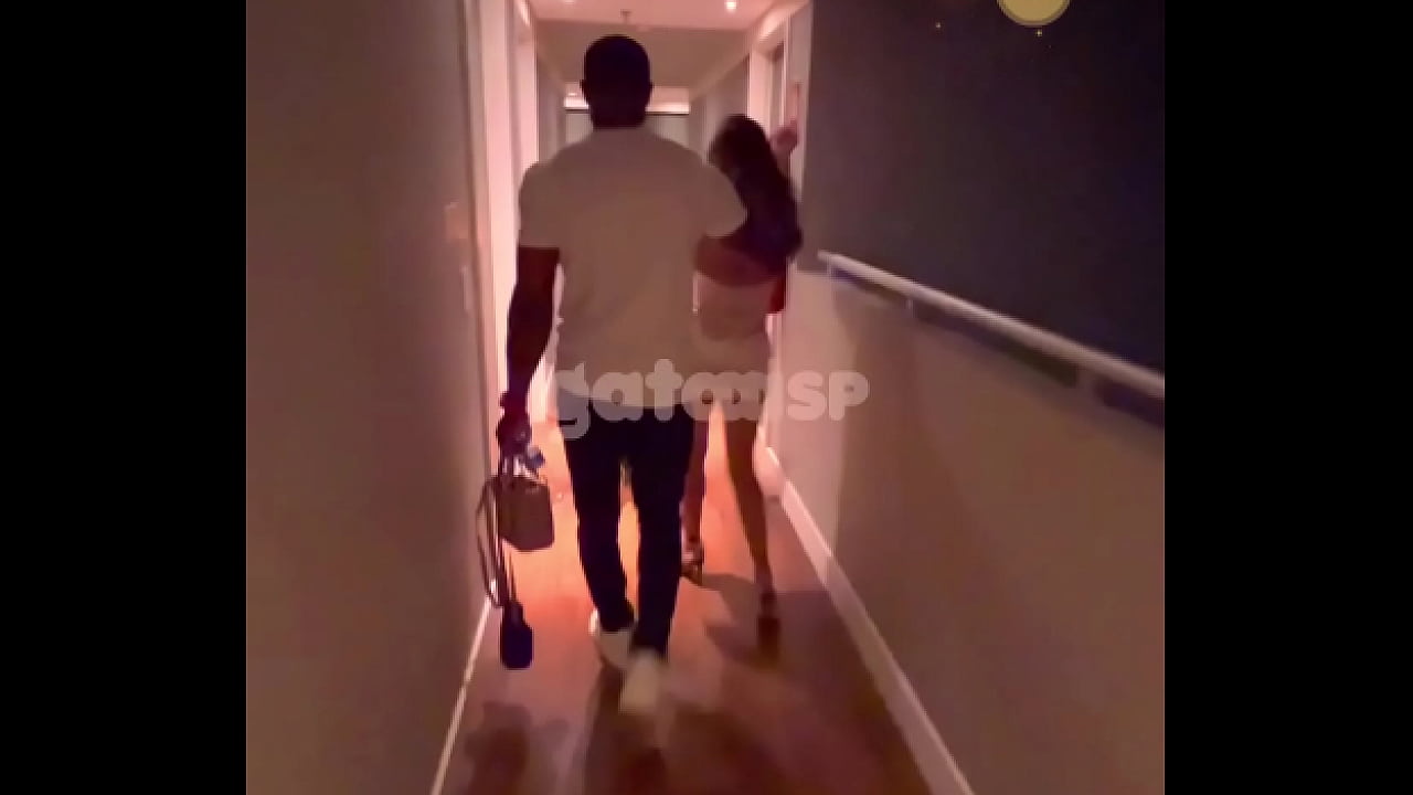 Casadas safadas e deliciosas devoraram o neg&atilde;o DOTADO BBC com os dois Cornos assistindo de camarote