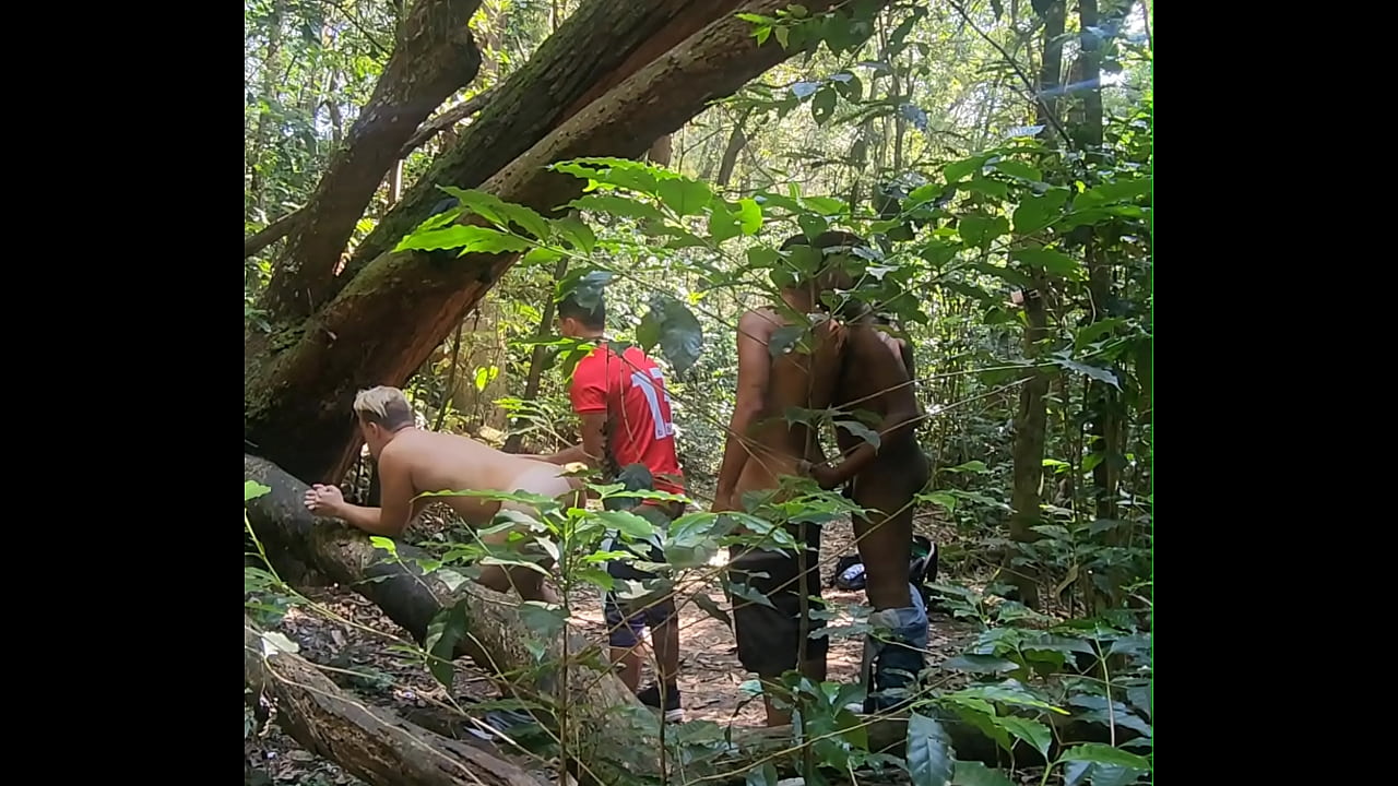 Putos s&atilde;o flagrados fodendo no meio do mato e fazendo troca-troca