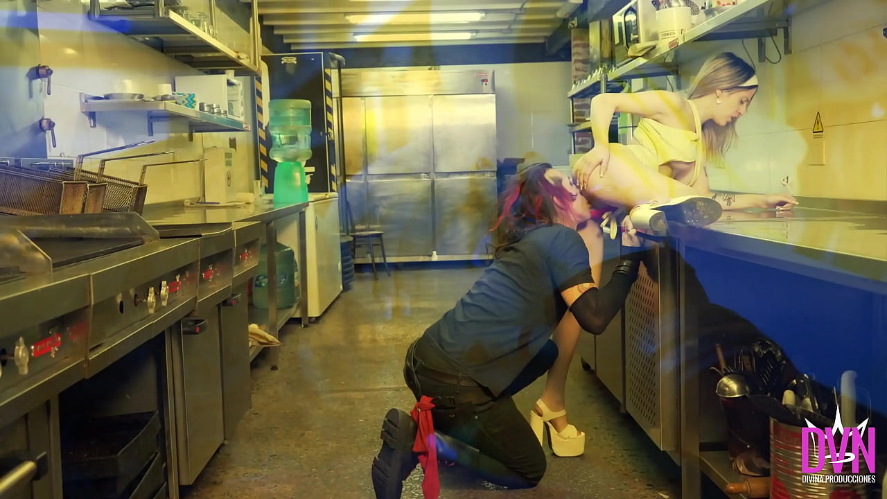 Barman rockero alternativo se coge en la cocina del bar a  DivinaMaruuu . Argentina pornostar