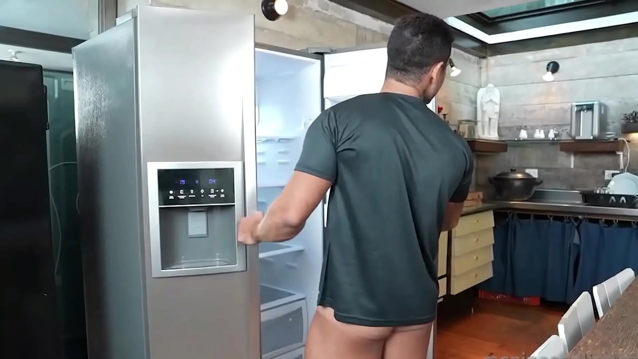 Cunhado folgado veio procurar minha irm&atilde;. Falei pra ele ficar a vontade, mas como &eacute; folgado ficou pelado. N&atilde;o resisti e cai de boca. - Free