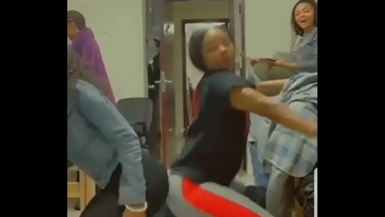 Ebony young  shakin ass