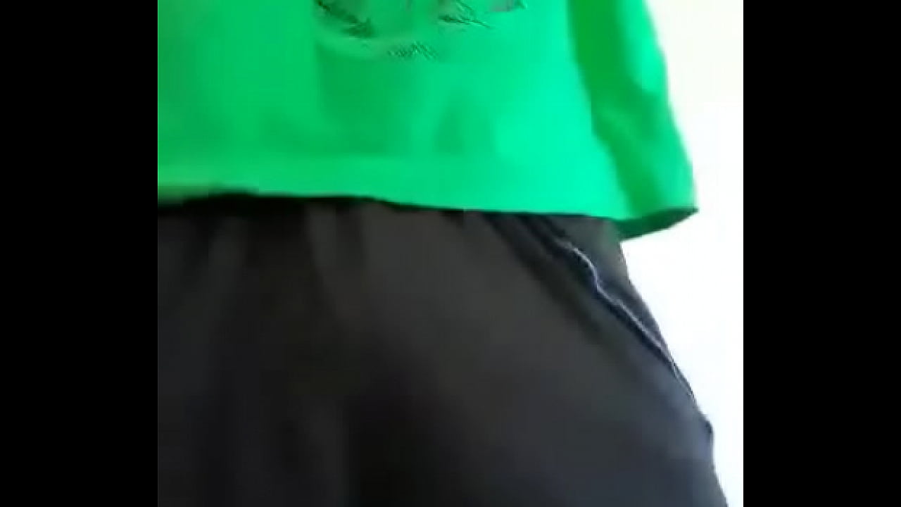 Novinho fazendo strip dan&ccedil;ando e mostrando o pau