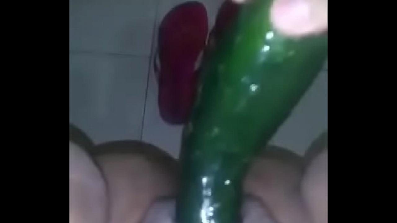 Novia de mi primo se masturba rico con pepino gime como loca