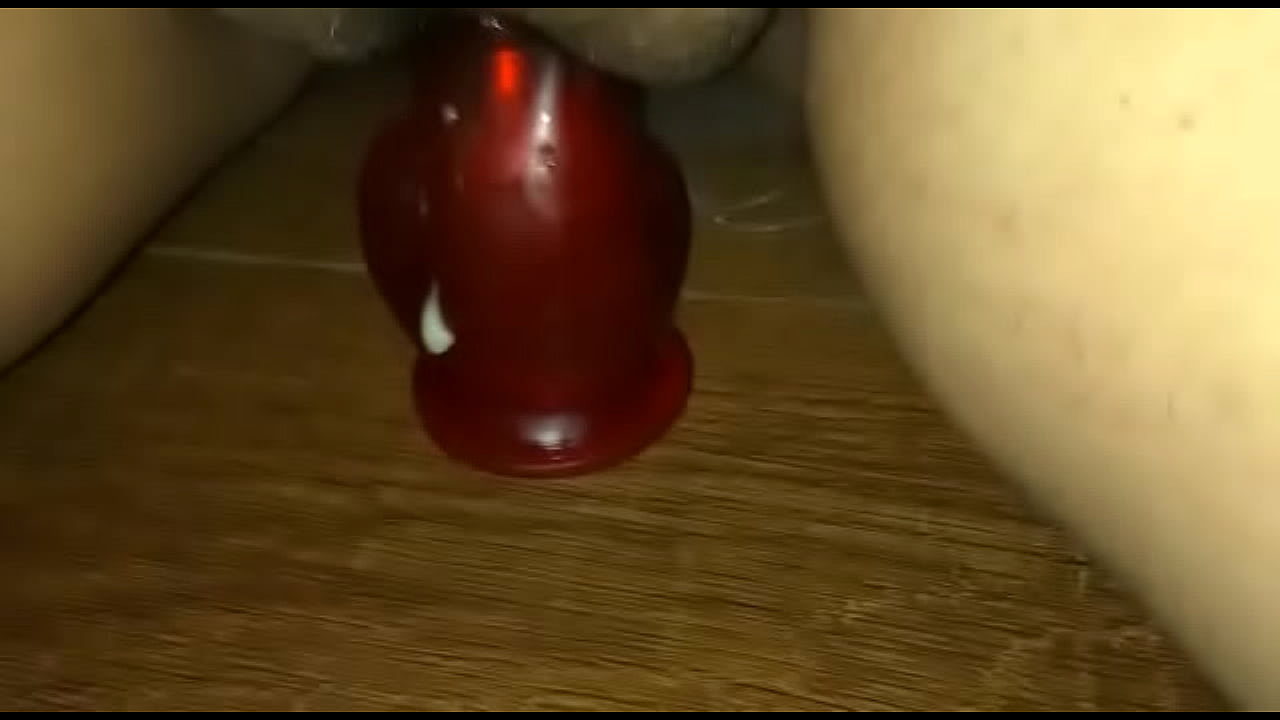 Mi amiga se masturba con su consolador