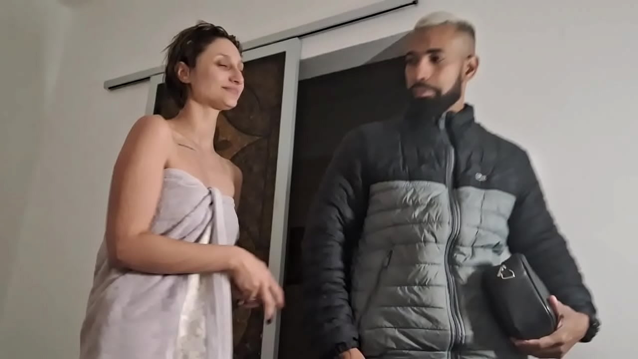 O eletricista foi arrumar a casa e ganhou presente