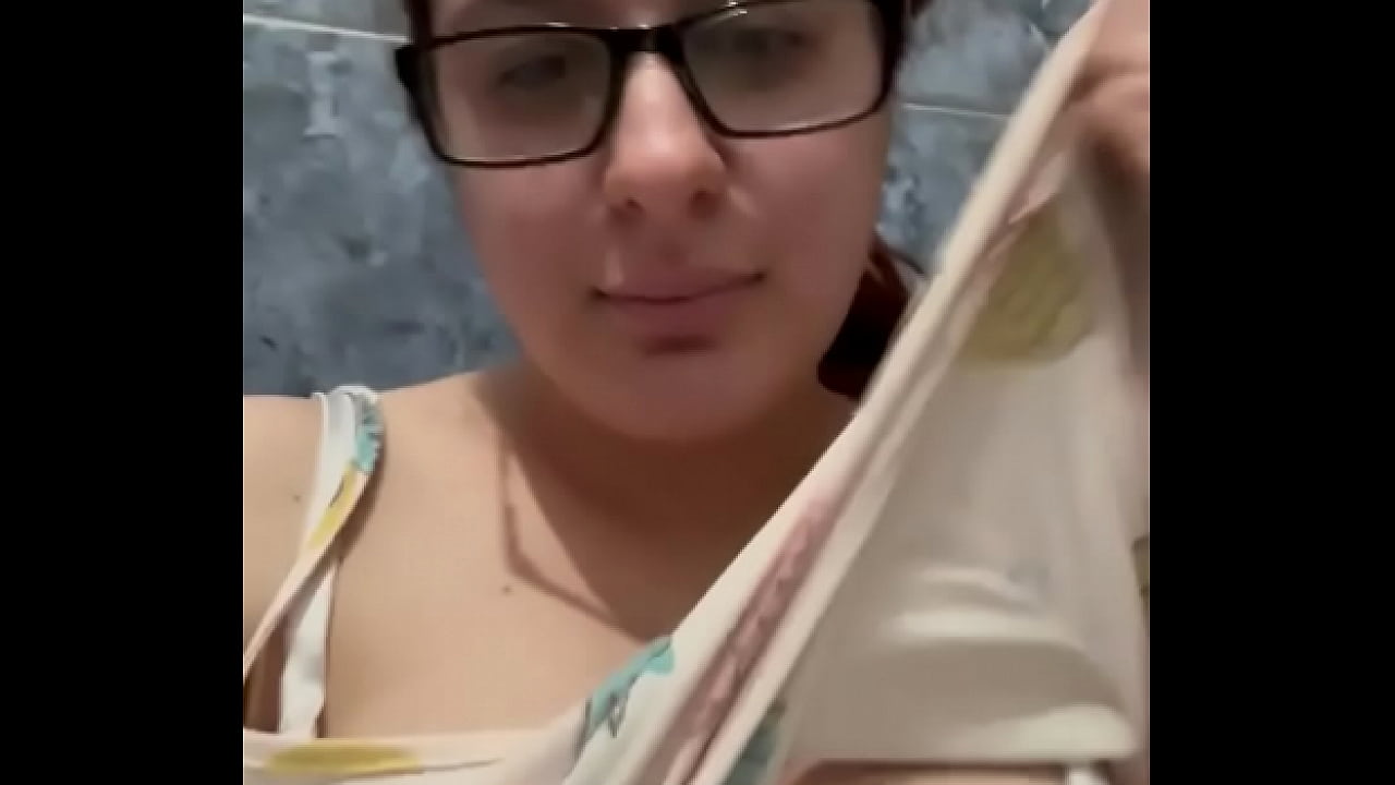 Masturbarme en el ba&ntilde;o mientra mi hermana est&aacute; en la sala