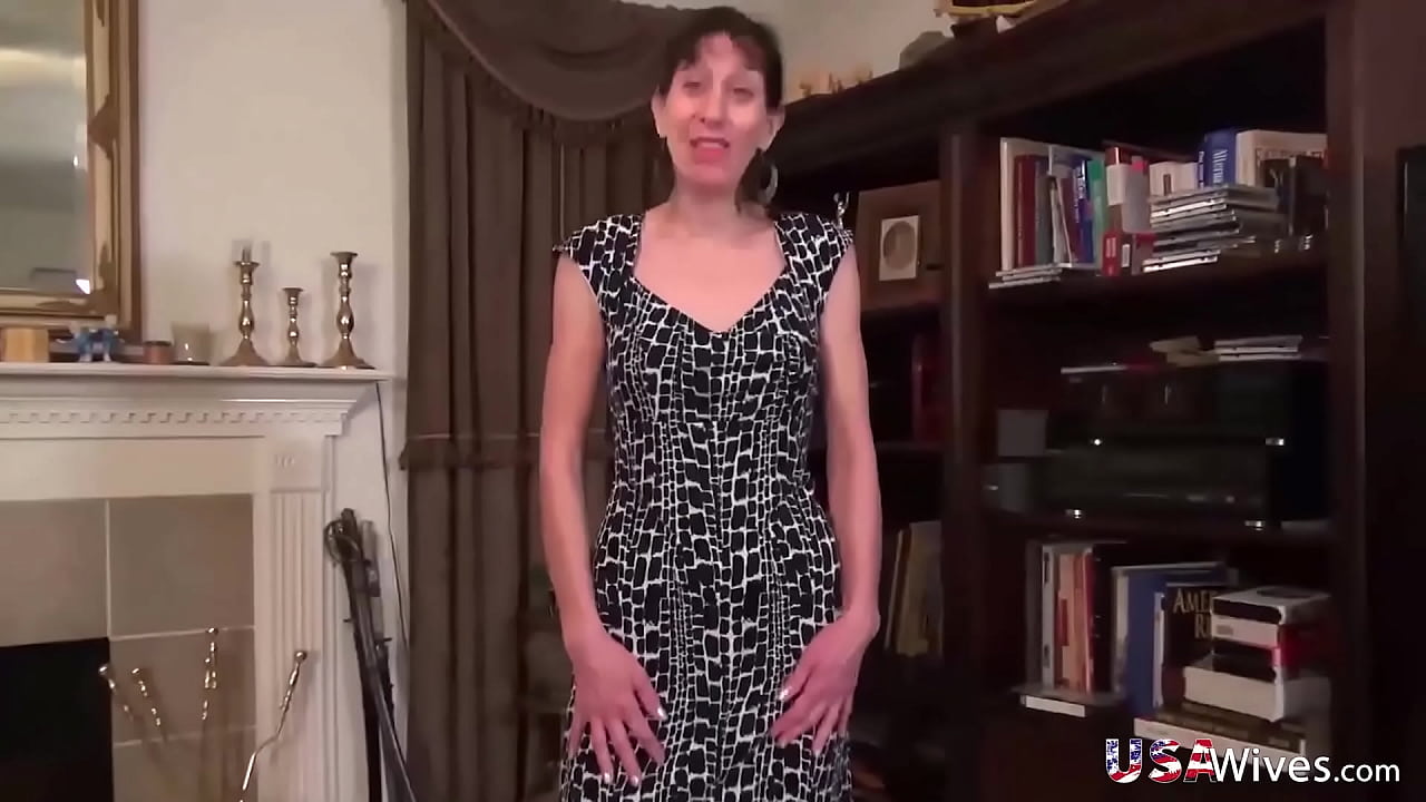 USA WIVES Horny wife with small tits likes to do solo show