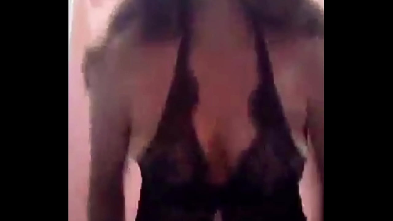 Aurora Estelar Se muestra en el ba&ntilde;o de su casa