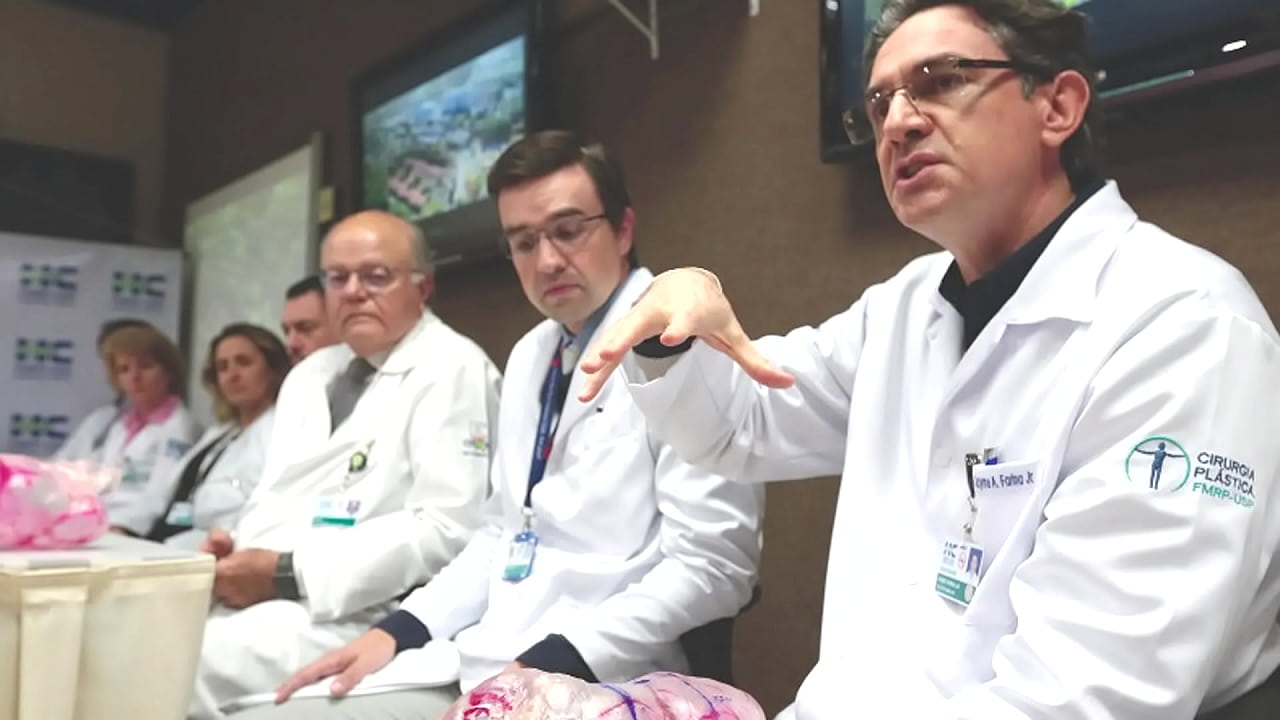 A prima tava querendo dar e n&atilde;o resistiu deu a bucetinha, o primo decidiu ent&atilde;o fazer um v&iacute;deo amador comendo ela