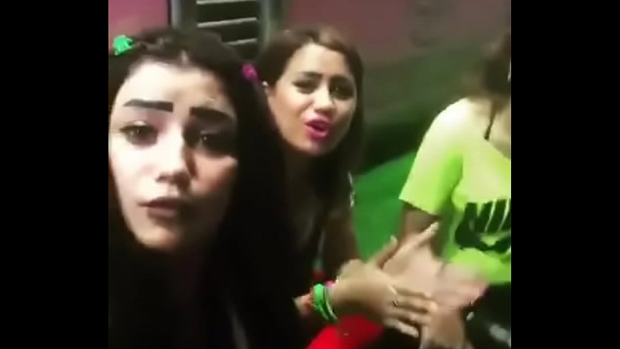 3 فتيات يمارسن الساق في المطبخ