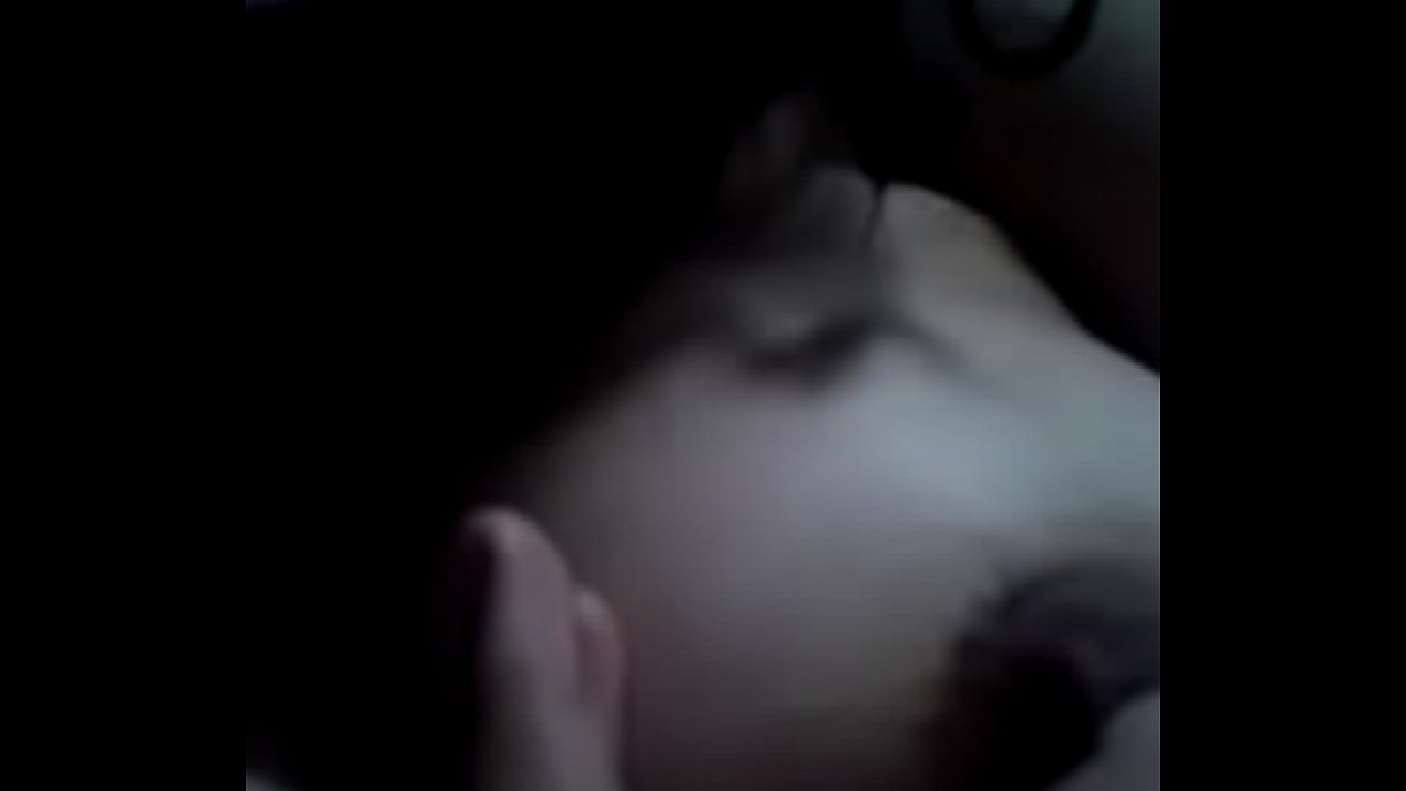 Hijastra toc&aacute;ndose en su cuarto env&iacute;a video a novio