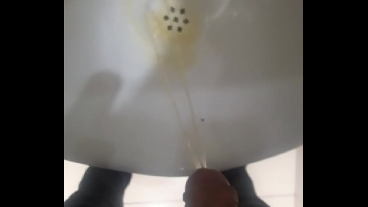 Una miadita en el ba&ntilde;o con la verga parada