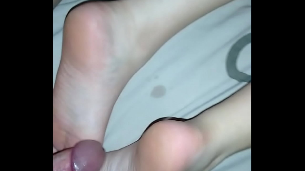 Amateur footjob soles cumshot