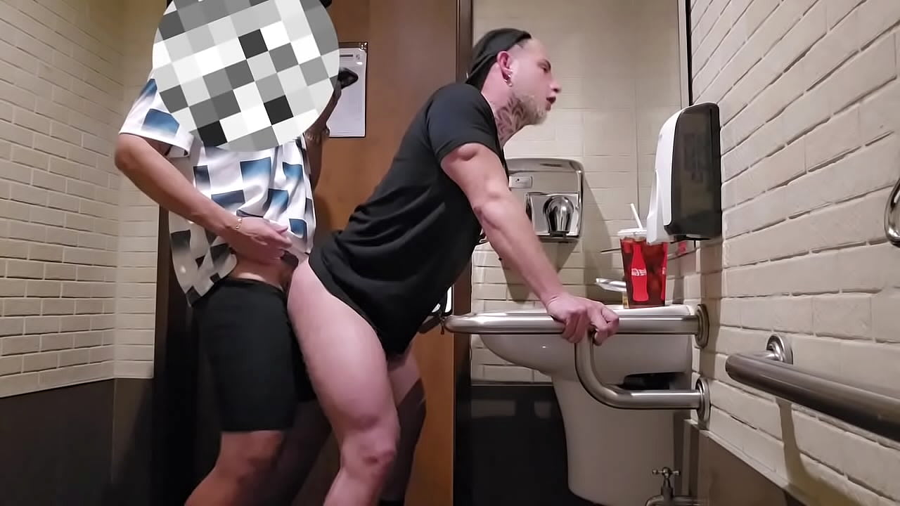 Levando pau grosso no banheiro do shopping!