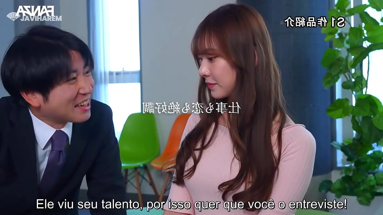 Novinha vai fazer uma entrevista mas acaba pegando no microfone de carne - COM LEGENDAS