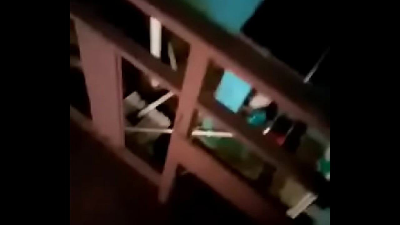 Me deja cogerla en el balc&oacute;n del hotel