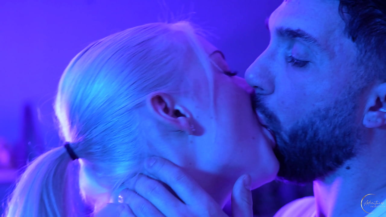 J'offre une belle et jeune blonde &agrave; la forte poitrine et au visage d'ange &agrave; ...