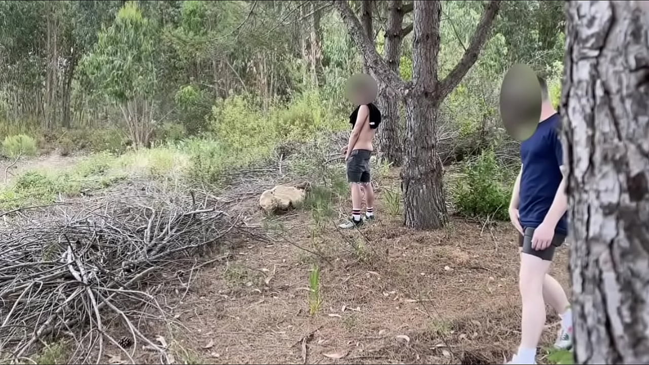 Amateur horny twink cruising for sex in the woods founds a nice big cock to suck and they both cum