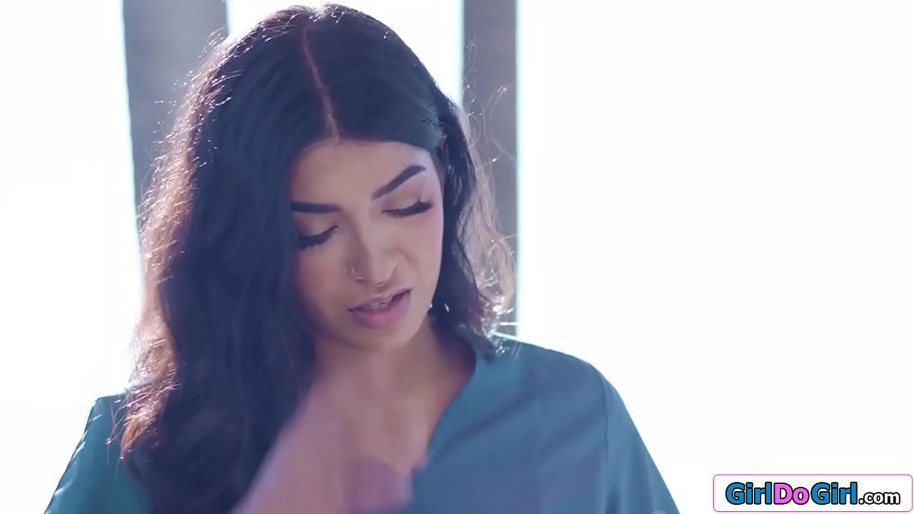 An oily full body massage is just what petite Vanna Bardot needs.Experienced lesbian masseuse Jasmine Sherni massages her feet and her pussylips