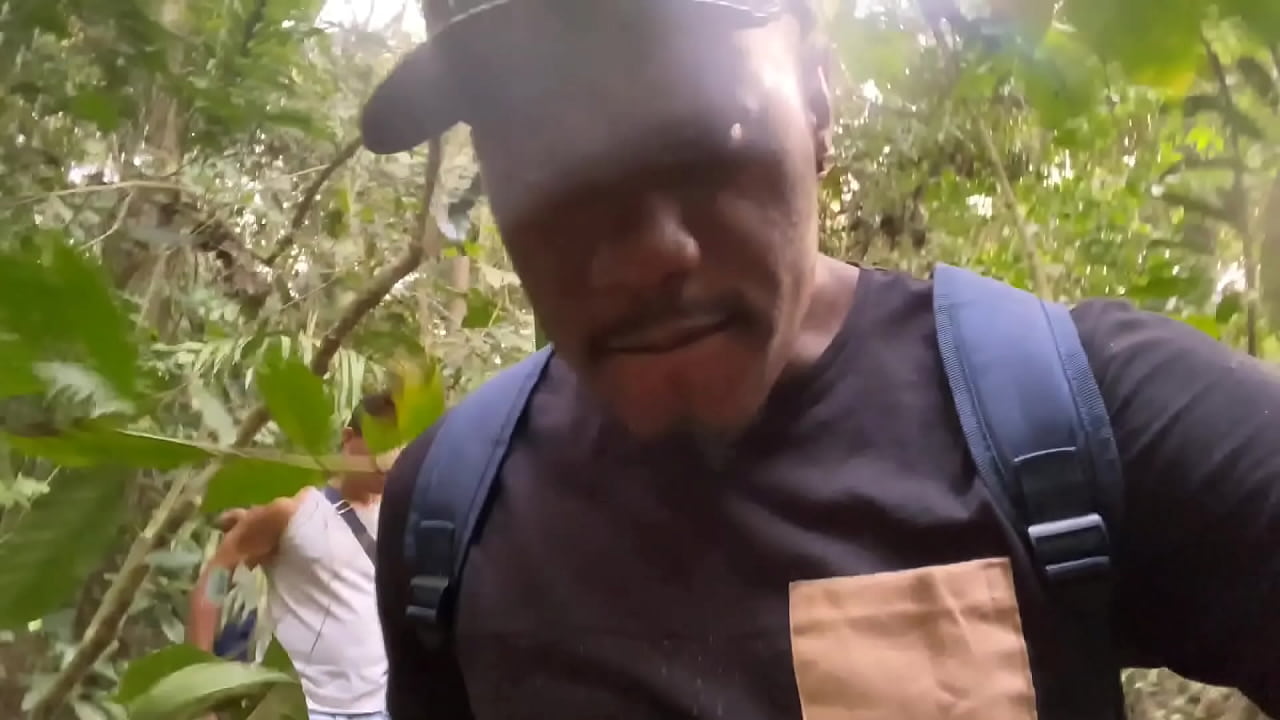 MOLEQUE RABUDO ABRIANDO O CUZ&Atilde;O NO PARQUE P&Uacute;BLICO