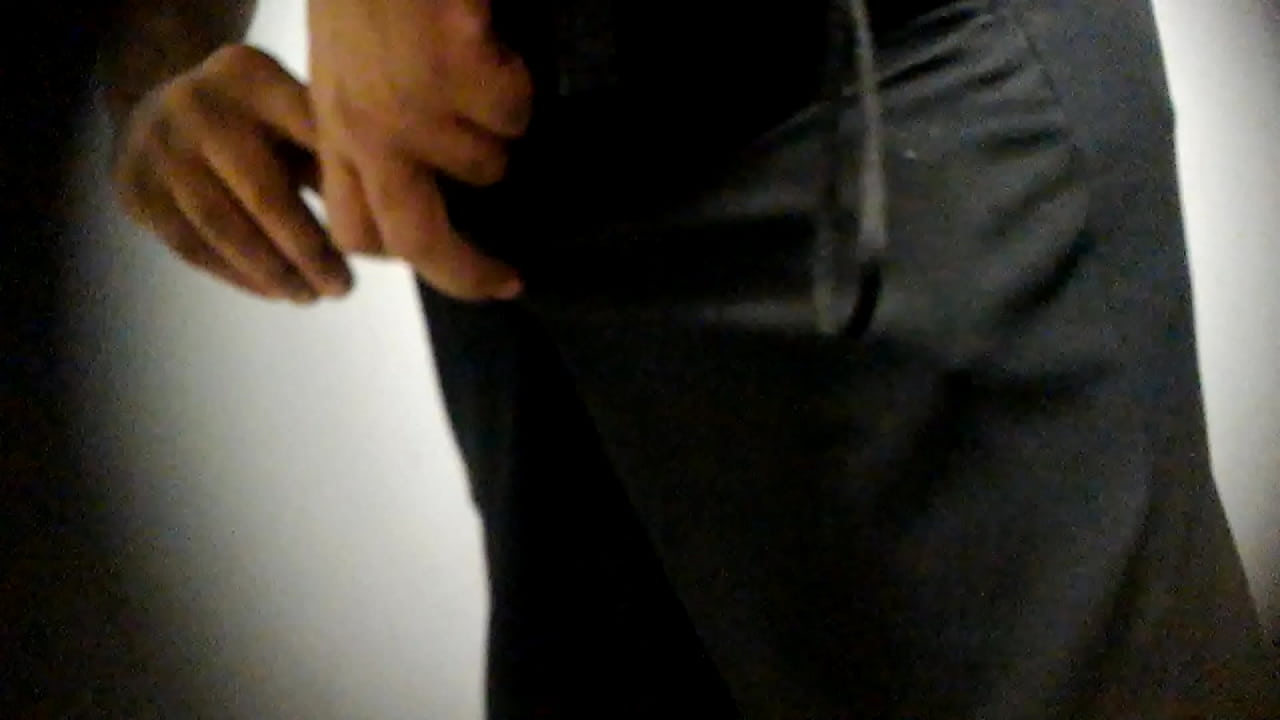 Seguran&ccedil;a do supermercado davo banheirao mijando