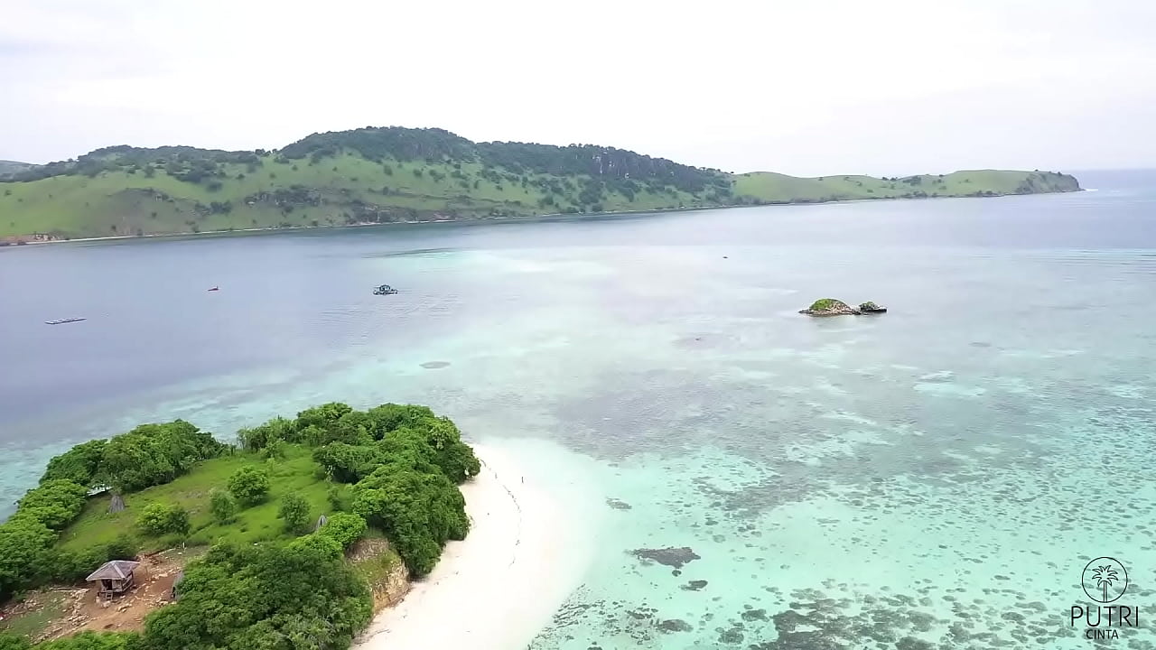 Indonesian Putri Cinta being naughty while enjoying herself at the beach