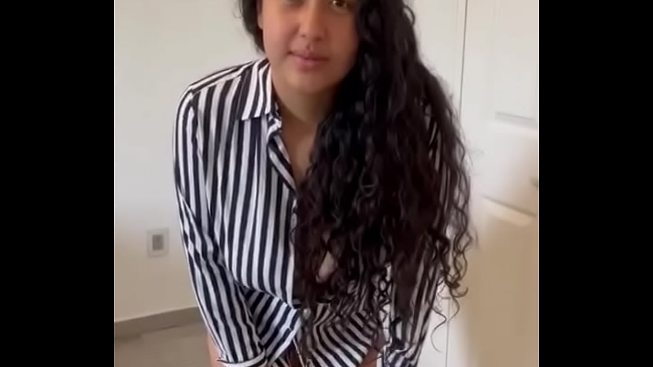 Chica joven de 19 a&ntilde;os nos muestra sus encantos