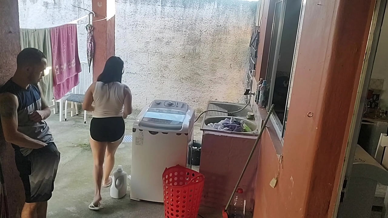 esposa saiu e a empregada n&atilde;o resistiu ao meu pau ereto