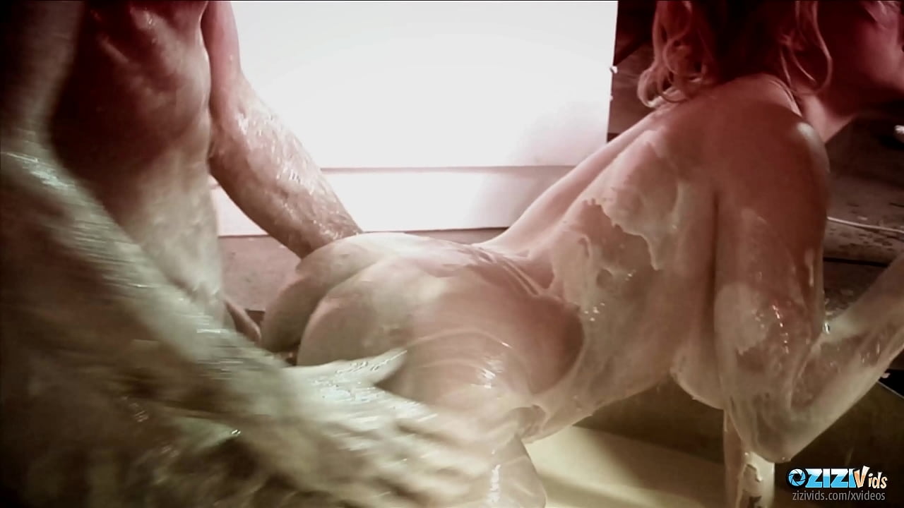 Kinky blonde chick wants to get banged after posing like a model