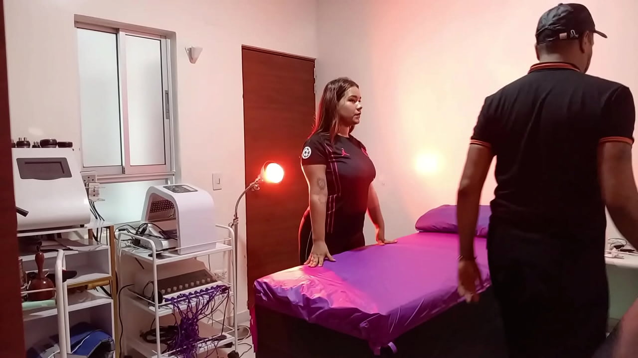 SEXY LATINA DEJA QUE EL MASAJISTA LE FOLLE EL CO&Ntilde;O