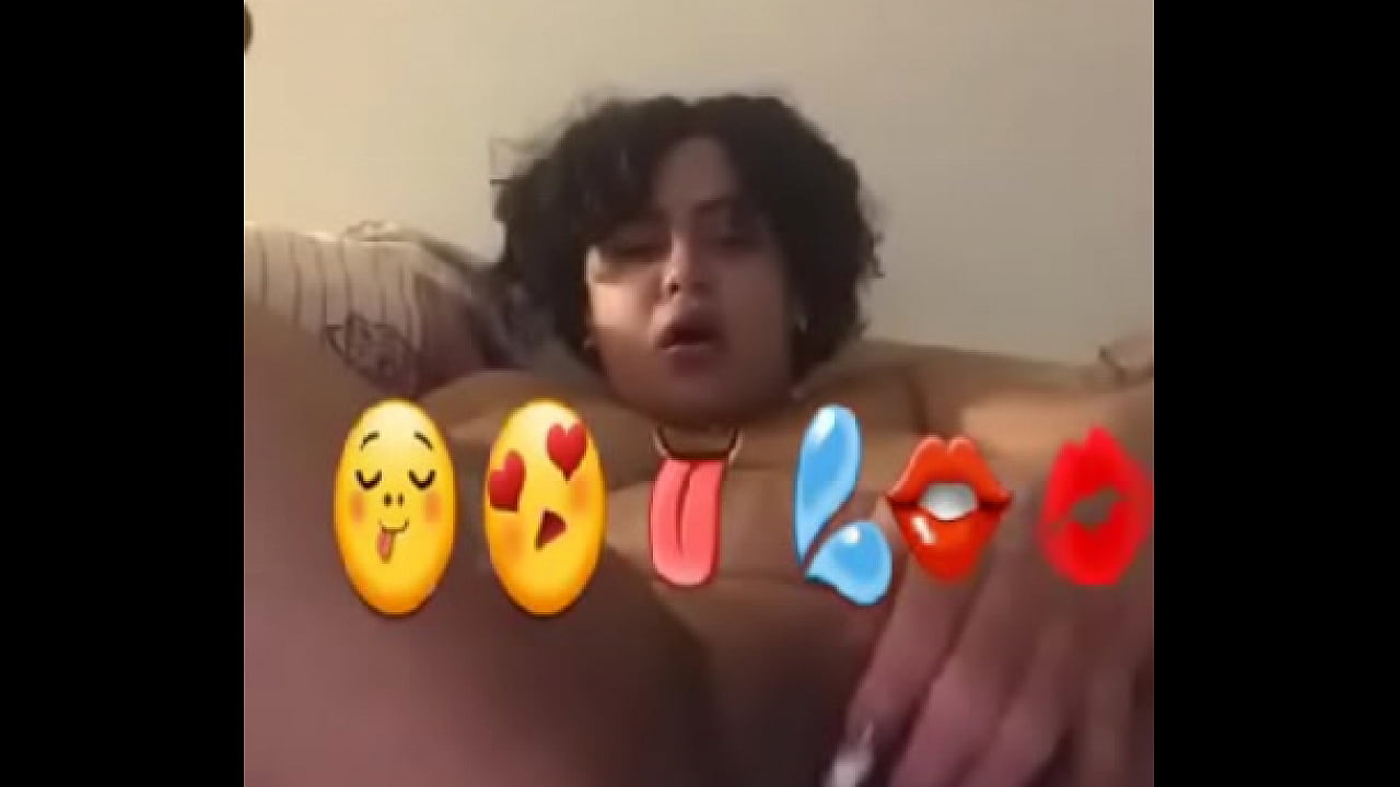 Latino creams on cam