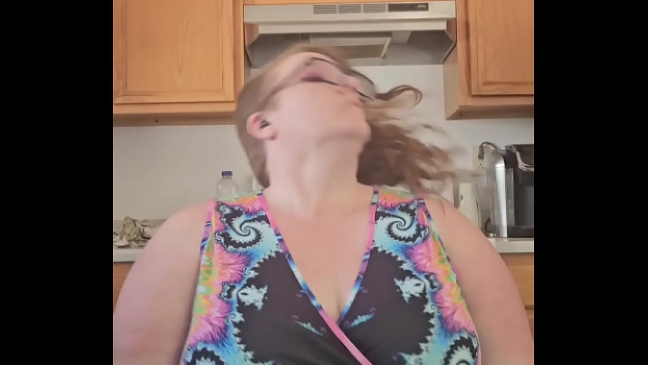 Bbw shakes her ass and gives a pov lapdance