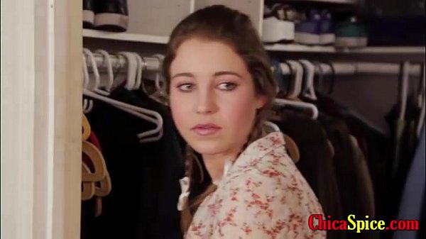 la sobrina de mi esposa se pone una camiseta de mi closer de ropa queda desnuda d. en el cuar