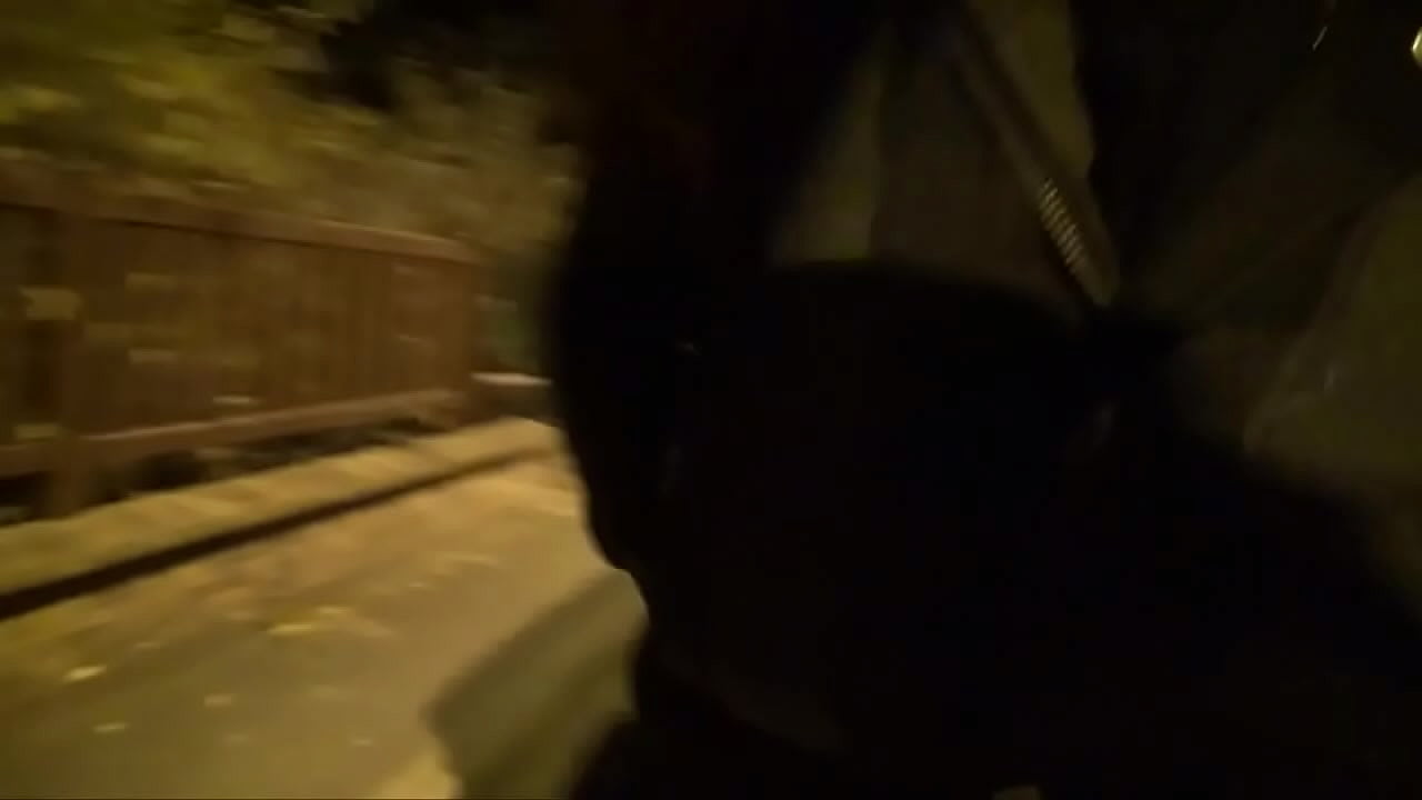 Melissa, venue de Dijon, nous attend sur le trottoir pour recevoir une bonne gicl&eacute;e!