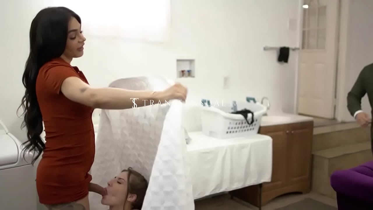 Ma demi-soeur me taille une pipe devant mon beau-p&egrave;re