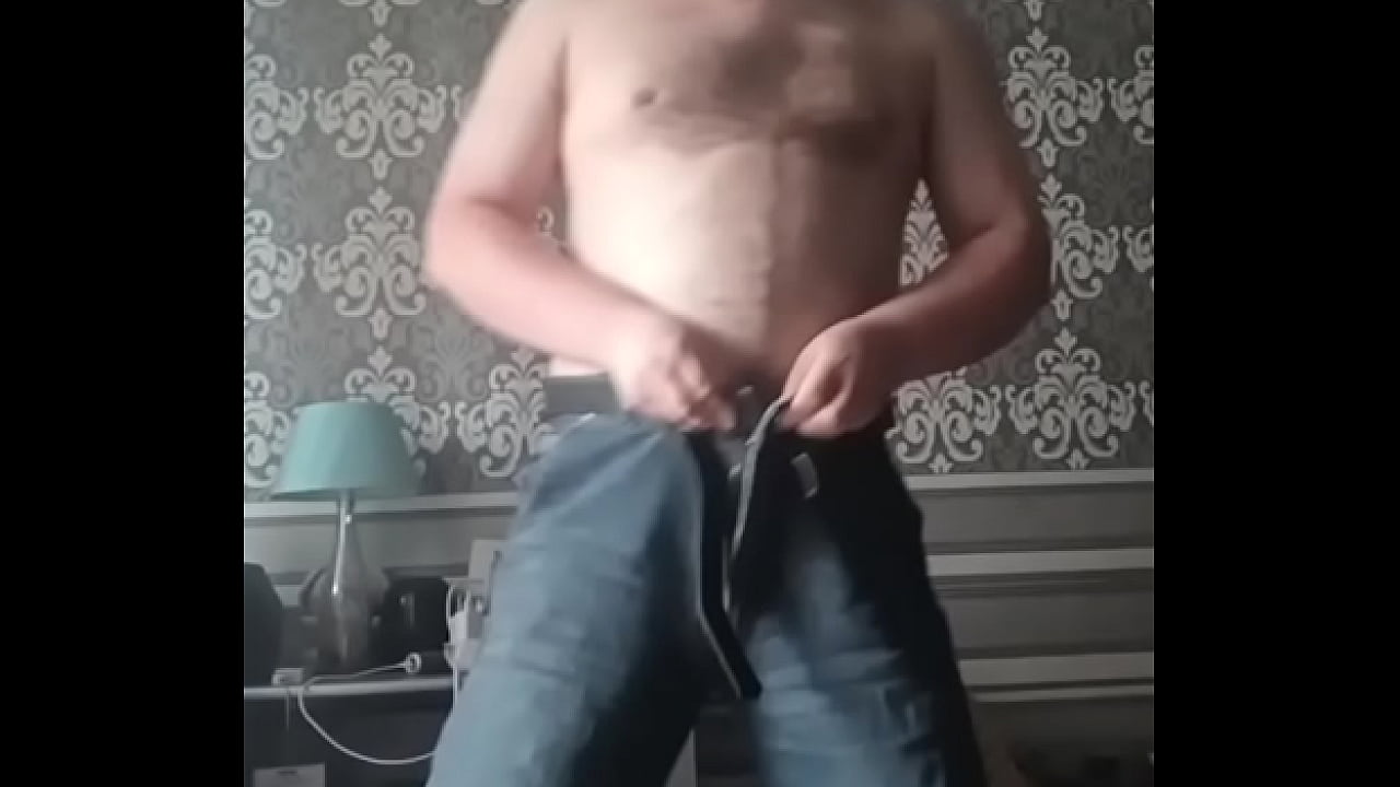 Гей спешит на секс к своему любимому! Он даже одел новые красные трусы!