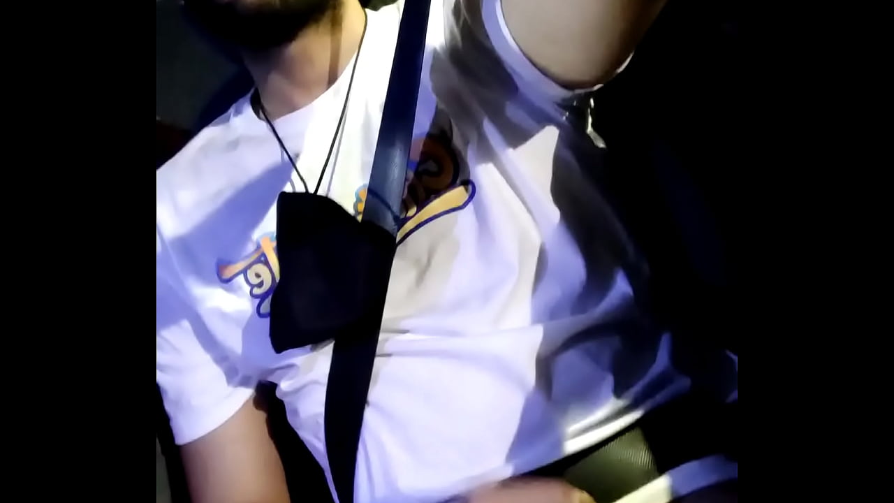 Joven vergon latino masturb&aacute;ndose en publico en un taxi por las calles de medellin y mucha gente lo ve