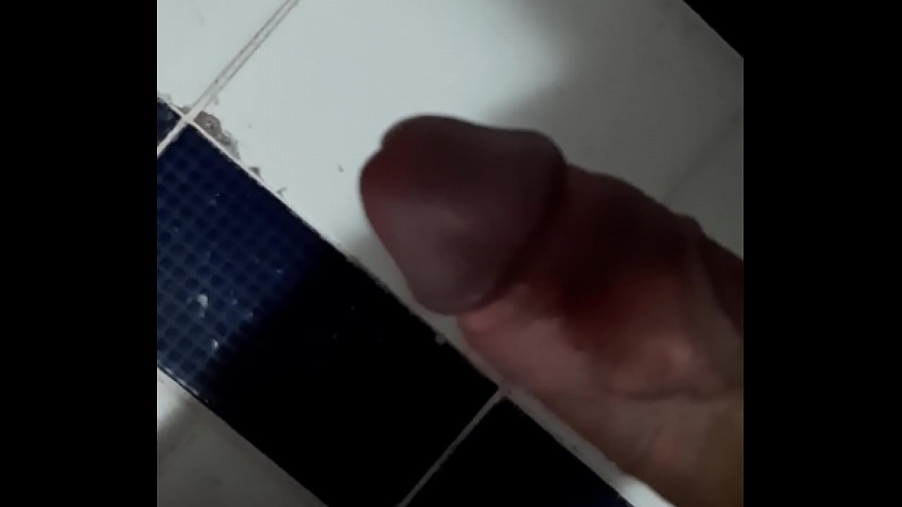 Me orino en el piso de la ducha bigdick ec
