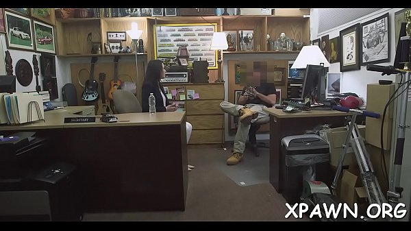 Amateur opens up her vagina