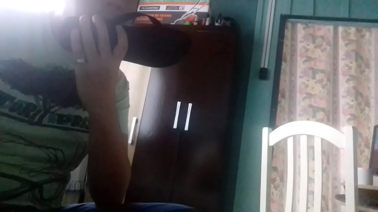 Lambendo as Havaianas deliciosas do meu amigo 2 parte