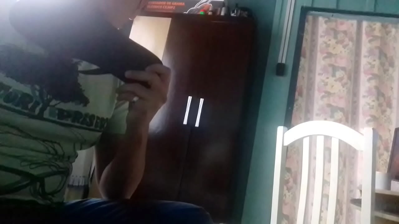 Lambendo as Havaianas deliciosas do meu amigo 2 parte